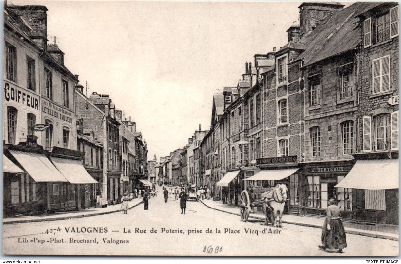 50 VALOGNES - La Rue De Poterie Prise Place Vicq D'azir. - Valognes