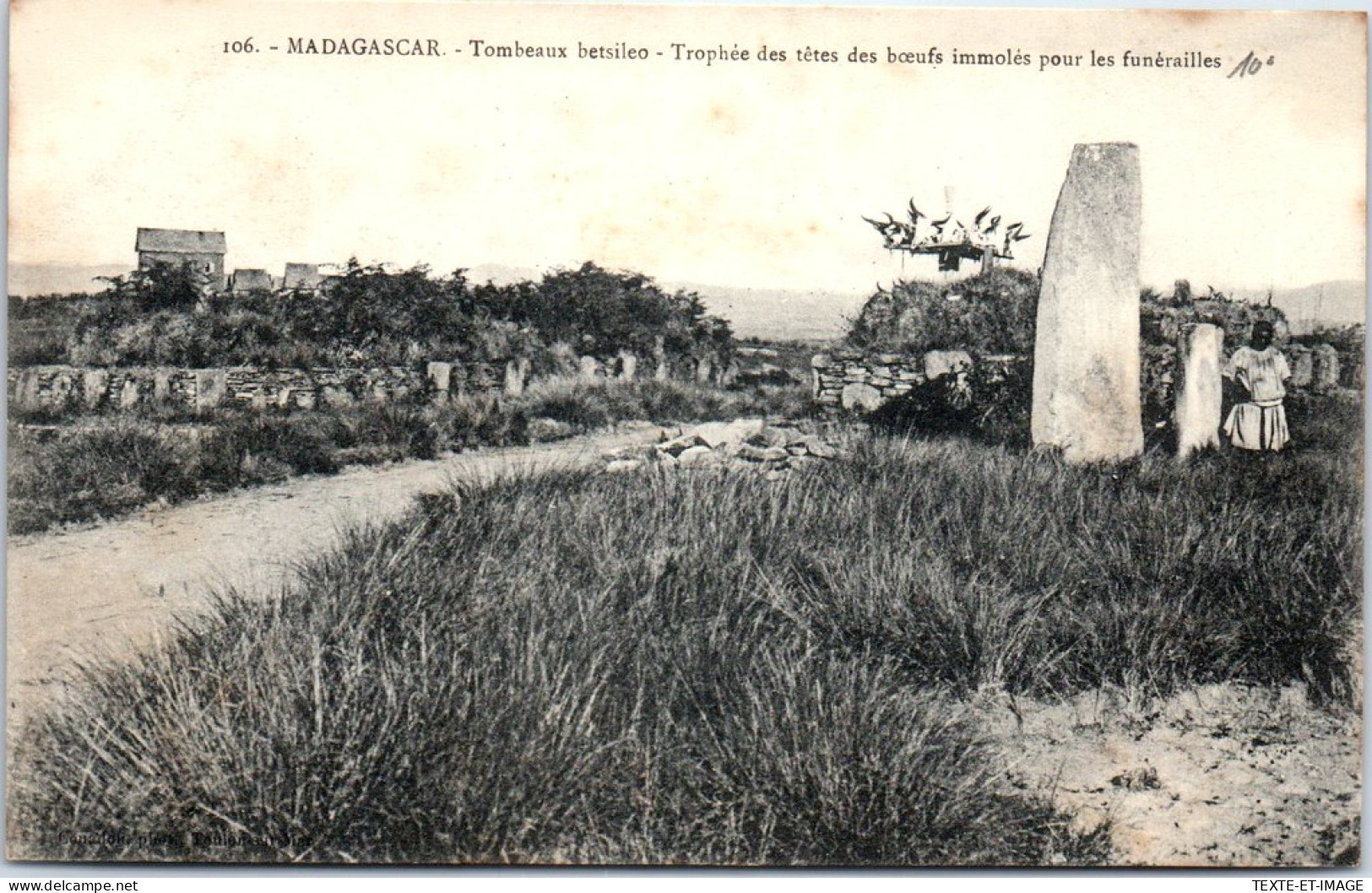 MADAGASCAR - Tombeaux Betsileo Aux Tetes De Bœufs  - Madagascar