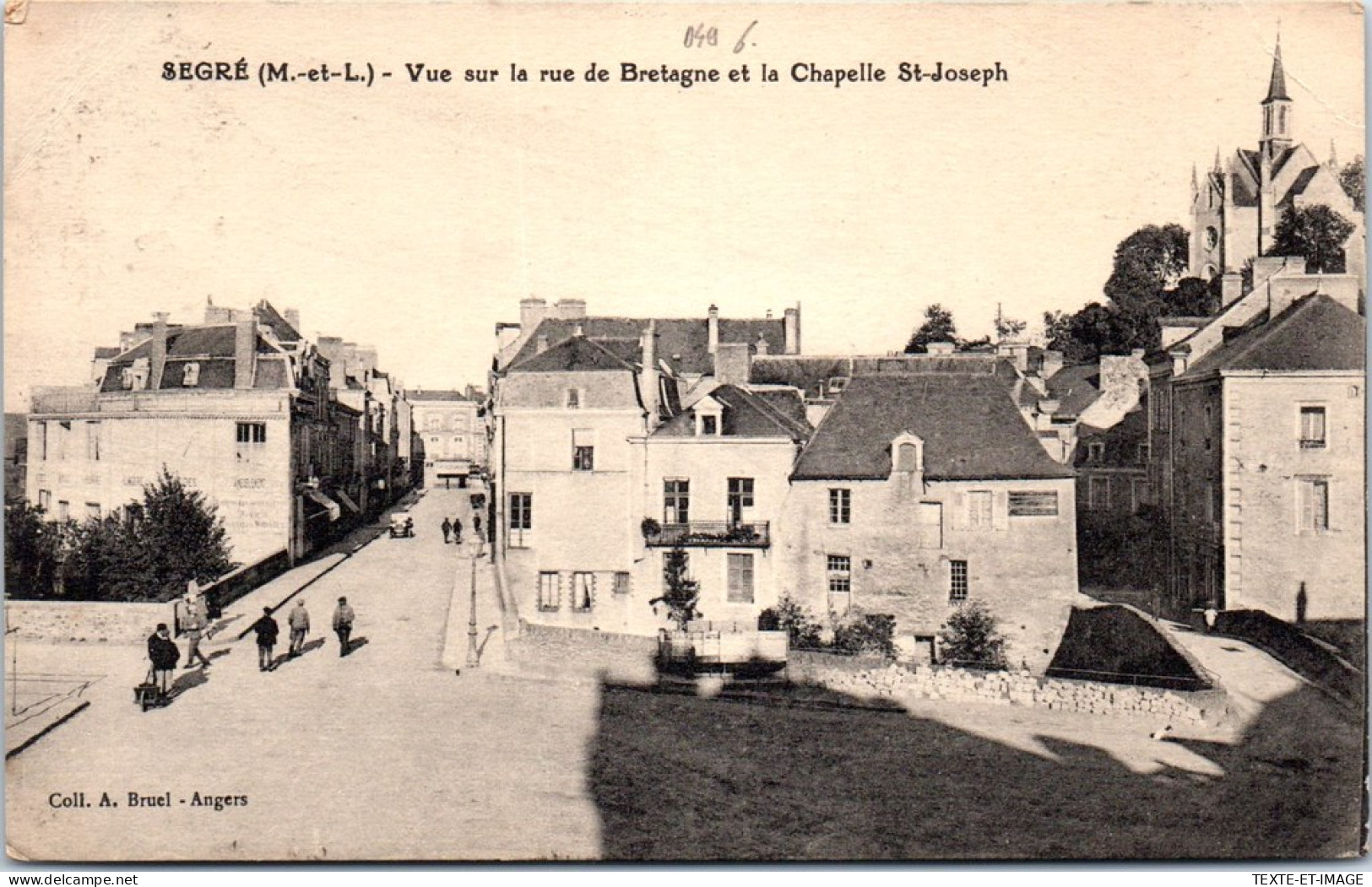 49 SEGRE - Vue Sur La Rue De Bretagne & Chapelle St Joseph  - Segre