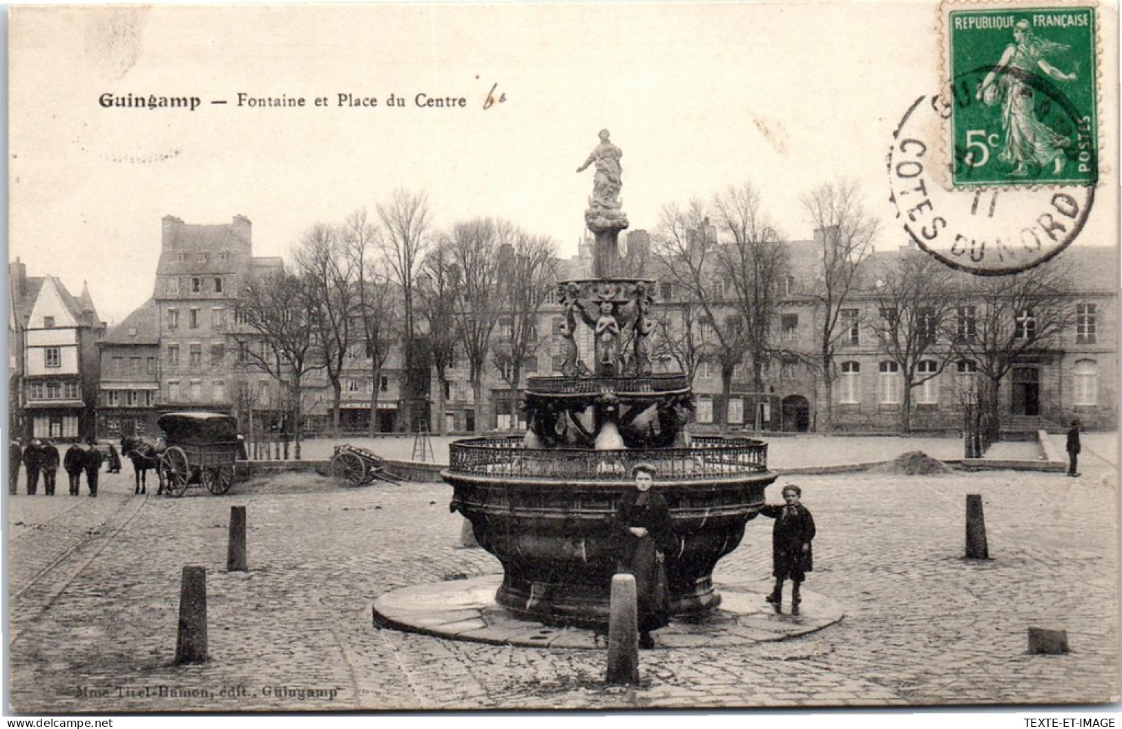 22 GUINGAMP - Vue De La Fontaine Sur La Place Du Centre. - Guingamp