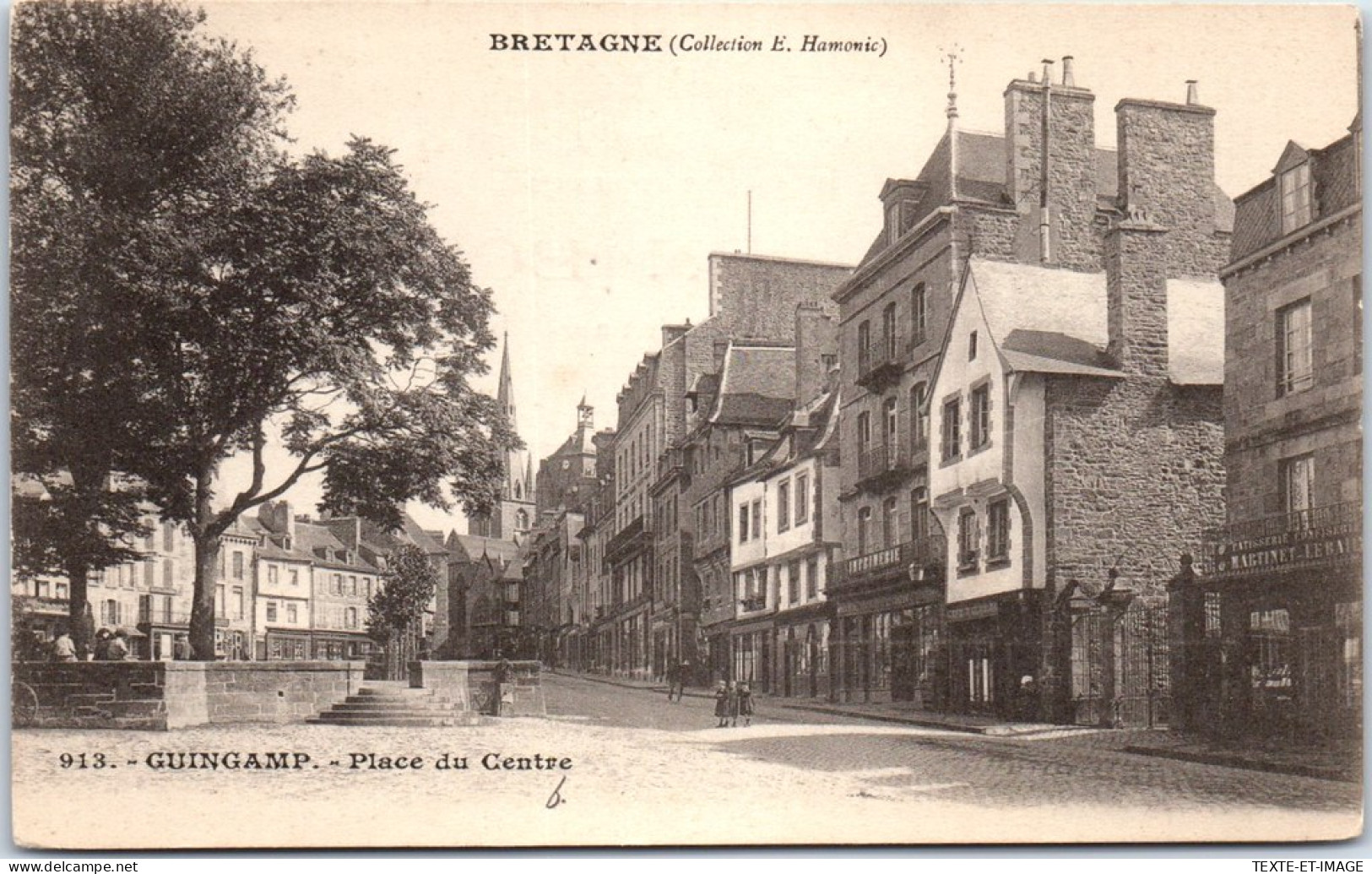 22 GUINGAMP - Un Coin De La Place Du Centre. - Guingamp