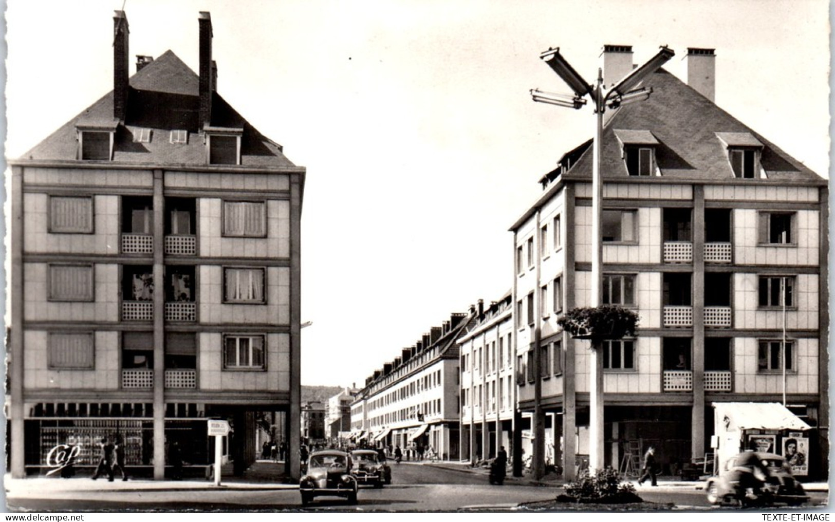 76 ELBEUF - Vue De La Rue Des Martyrs. - Elbeuf