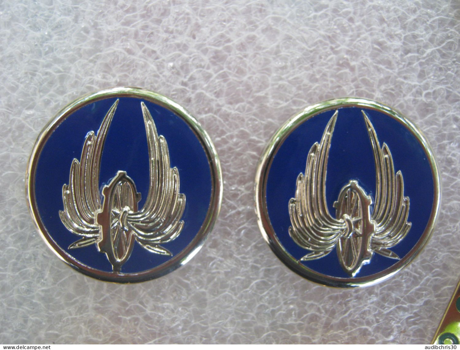 2 INSIGNES DE COL ARMEE FRANCAISE TRAIN R.L.A / REGIMENT LIVRAISON PAR AIR (FOND BLEU) NEUF FAB. CHOLET - Landmacht