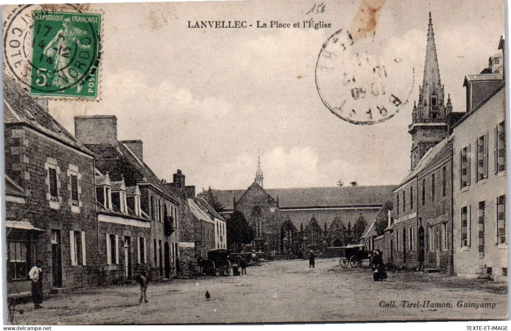 22 LANVELLEC - La Place & L'eglise. - Lanvellec
