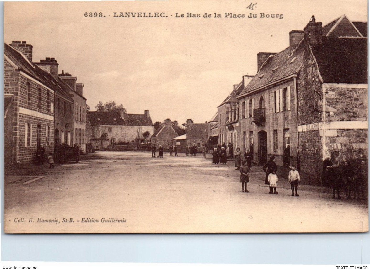 22 LANVELLEC - Le Bas De La Place Du Bourg. - Lanvellec