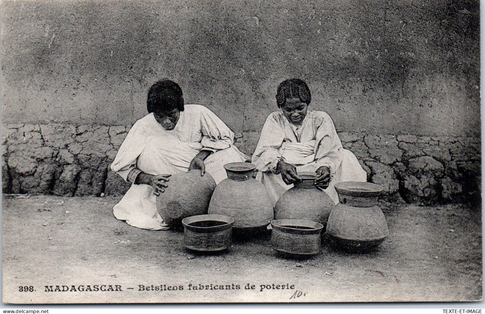 MADAGASCAR - Deux Jeunes Fabricantes De Poterie, Betsileos  - Madagaskar