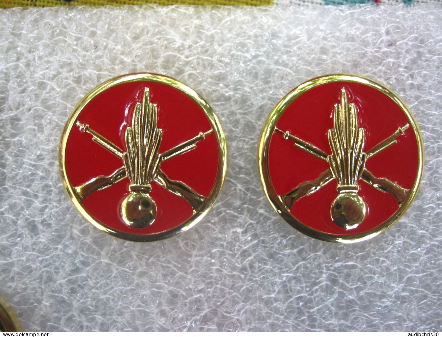 2 INSIGNES DE COL ARMEE FRANCAISE CAVALERIE ZOUAVES (FOND ROUGE + DORE) NEUF FAB. CHOLET - Army