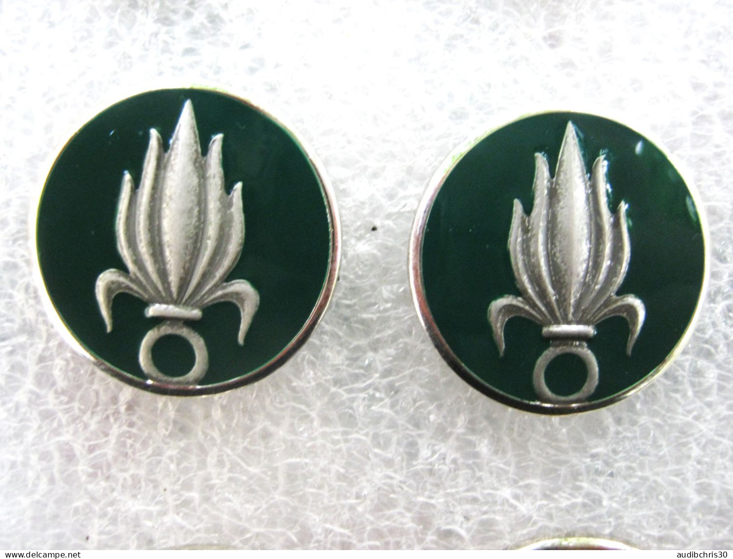 2 INSIGNES DE COL ARMEE FRANCAISE LEGION ETRANGERE CAVALERIE (FOND VERT + ARGENTE ) NEUF FAB. CHOLET - Landmacht