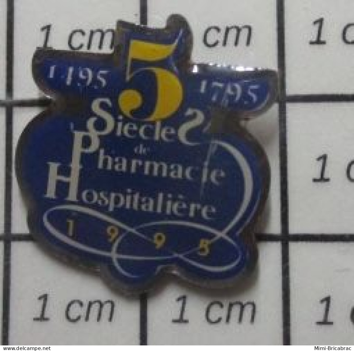 513B Pin's Pins / Beau Et Rare / MEDICAL / 1495 1995 5 SIECLES DE PHARMACIE HOSPITALIERE - Geneeskunde