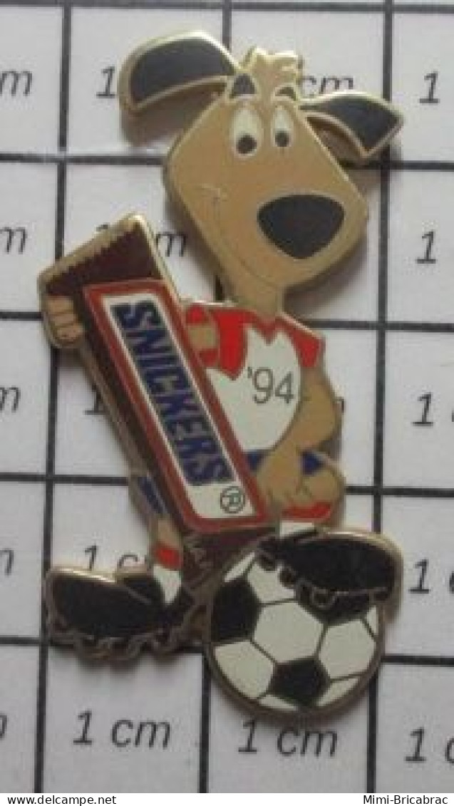 613c  Pin's Pins / Beau Et Rare / ALIMENTATION / SNICKERS CONFISERIE GRAND PIN'S MONDIAL FOOT USA 1994 MASCOTTE - Alimentation