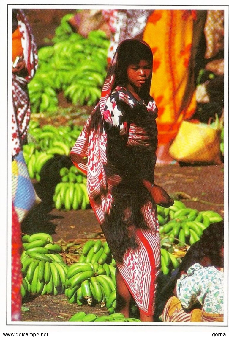 *CPM - COMORES - MUTSAMUDU - Jeune Femme En Costume Au Marché Aux Bananes - Comoren