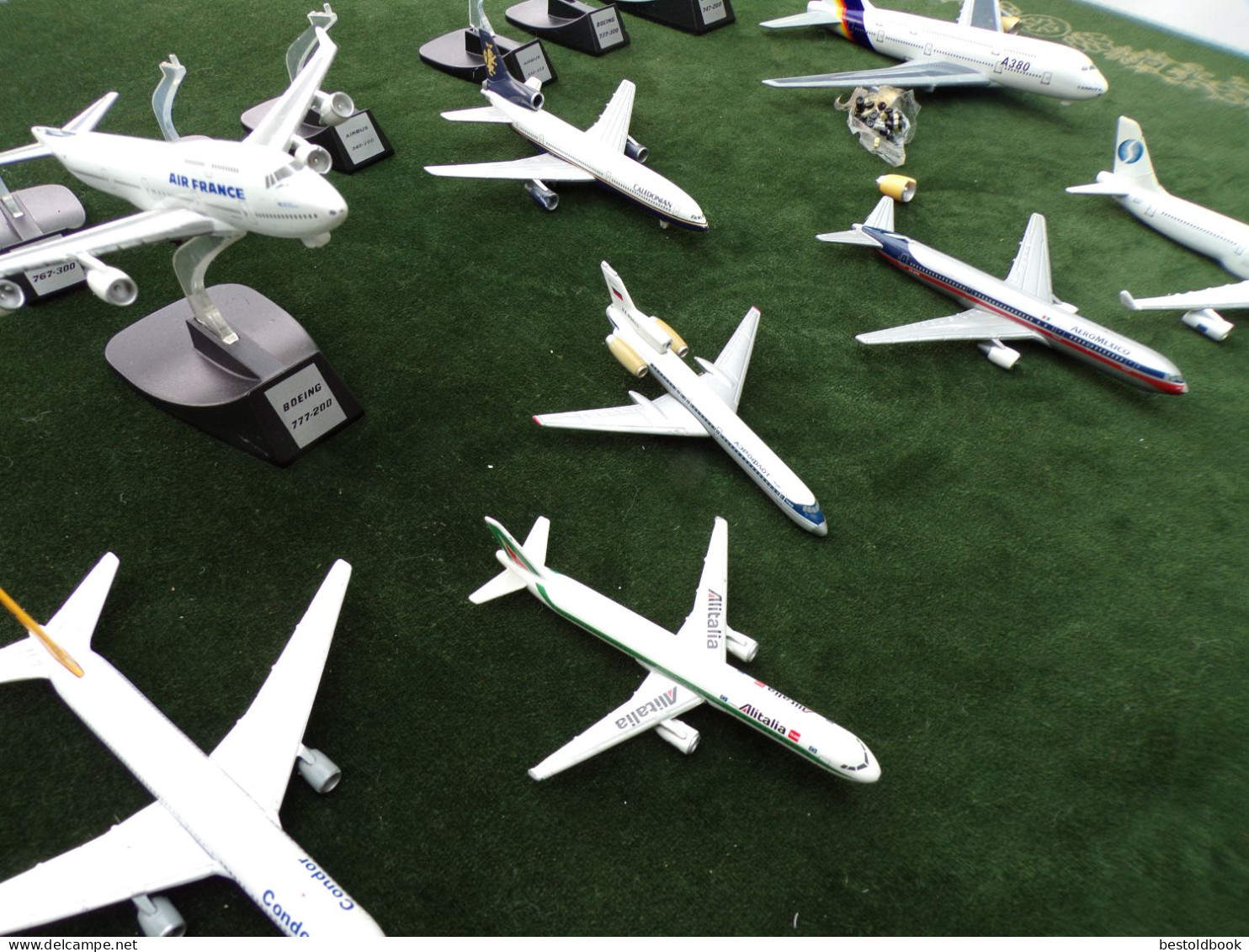 Ensemble De 8 Avions Miniatures En Métal A Remettre En état - Luchtvaart