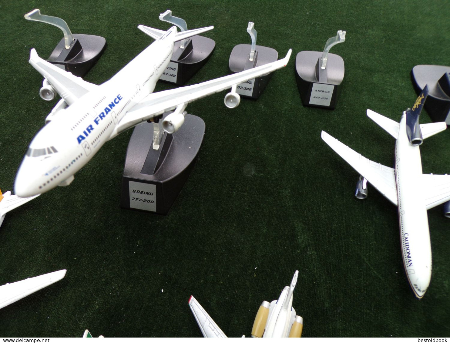 Ensemble De 8 Avions Miniatures En Métal A Remettre En état - Avions & Hélicoptères