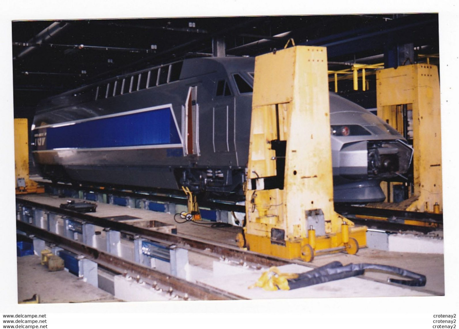 PHOTO Originale TRAINS Wagon Locomotive TGV SNCF En Atelier Sur Fosse Non Datée - Trains