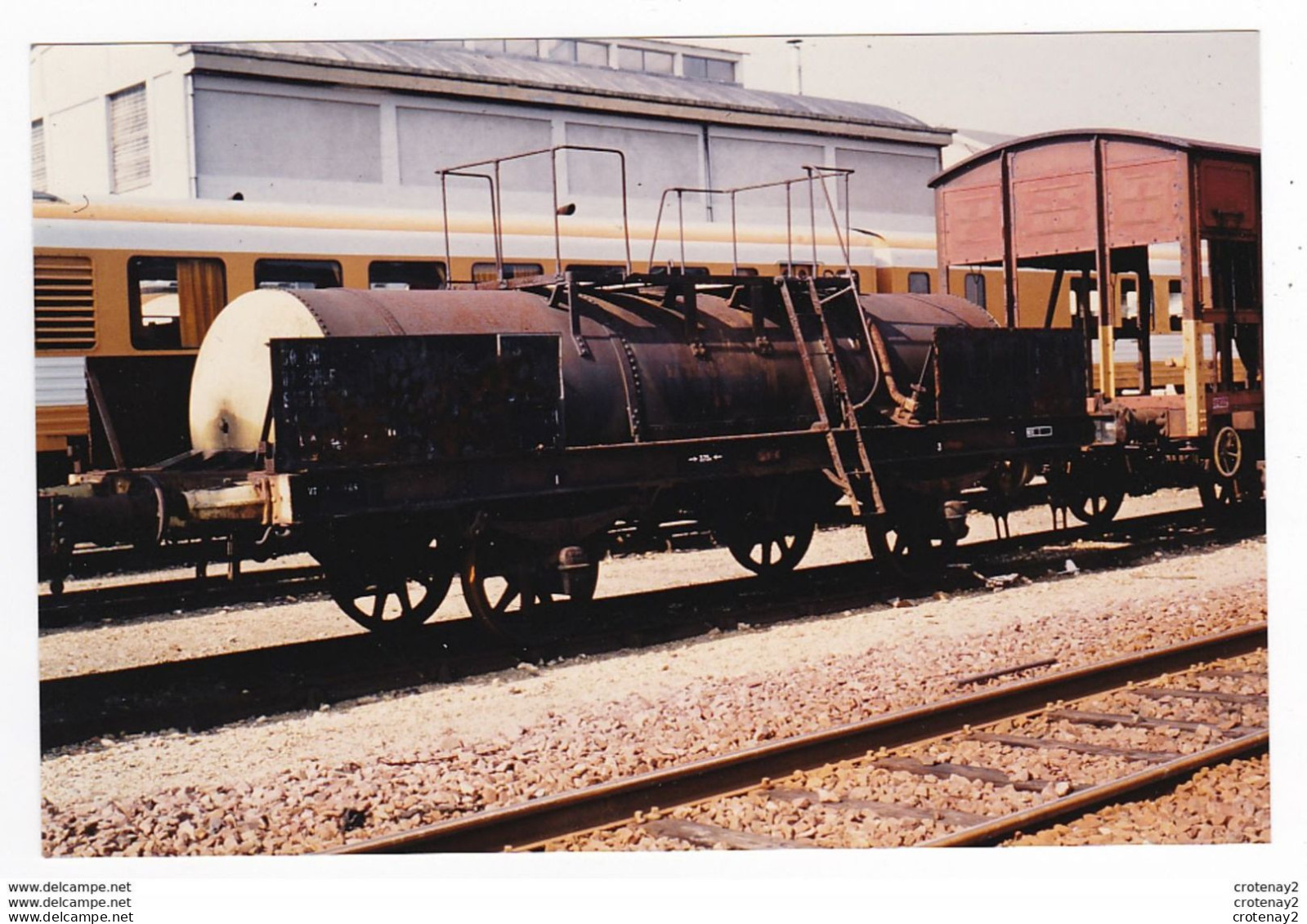 PHOTO Originale TRAINS Wagon Citerne Ancien SNCF De Service Devant Couvert "allégé" Au Fond Rame RGP Ou RTG Non Datée - Eisenbahnen