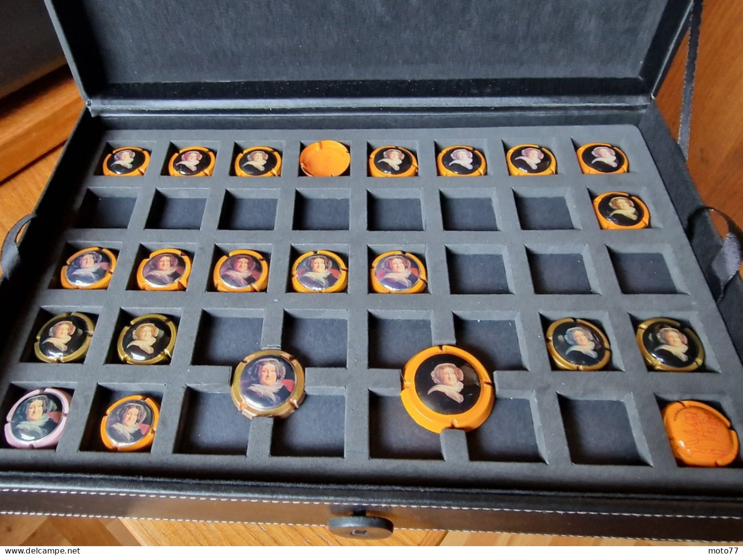 BOITE  pour 160 CAPSULES ou PLAQUES DE MUSELETS de CHAMPAGNE + plateau Veuve Clicquot - 5 plateaux