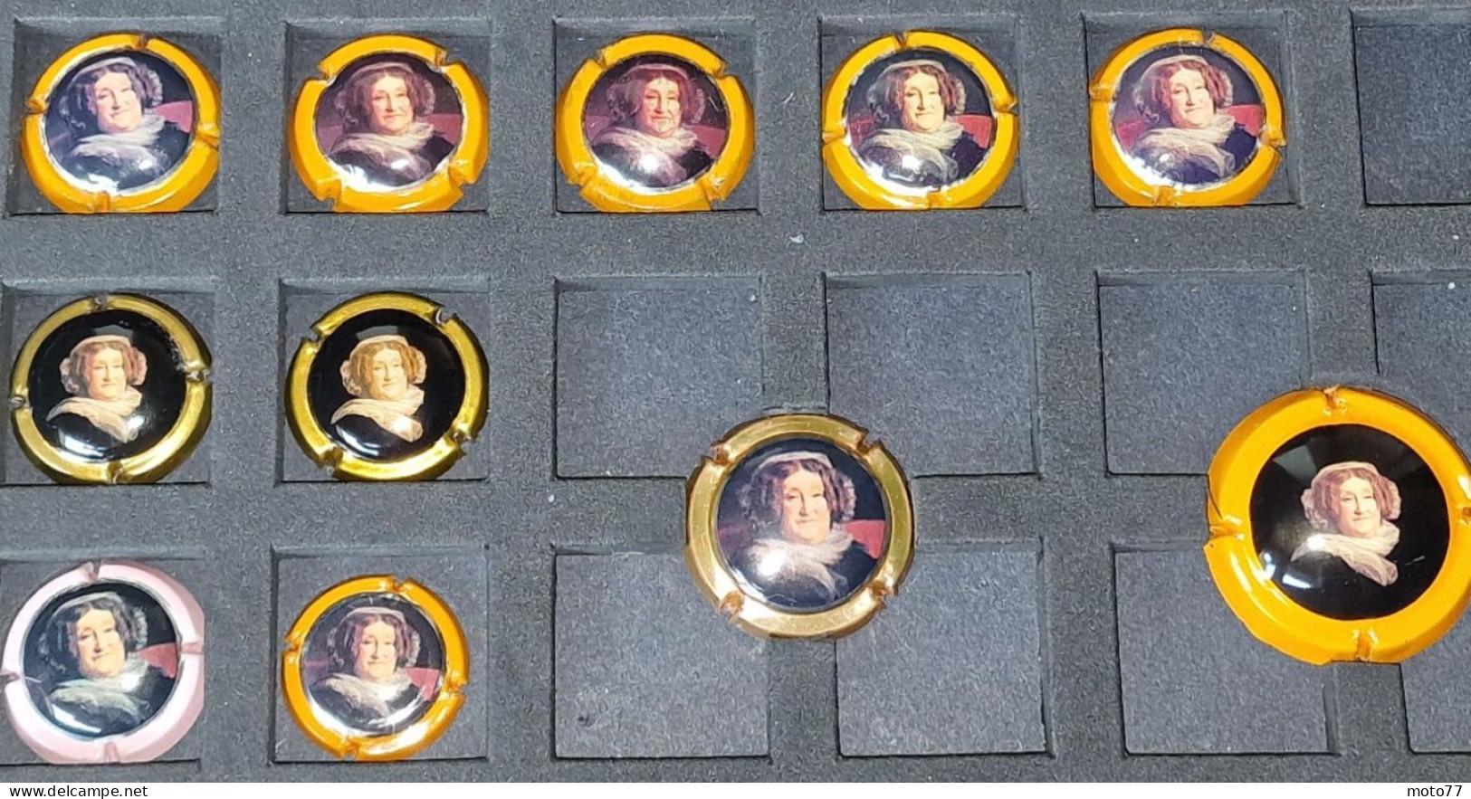 BOITE  pour 160 CAPSULES ou PLAQUES DE MUSELETS de CHAMPAGNE + plateau Veuve Clicquot - 5 plateaux