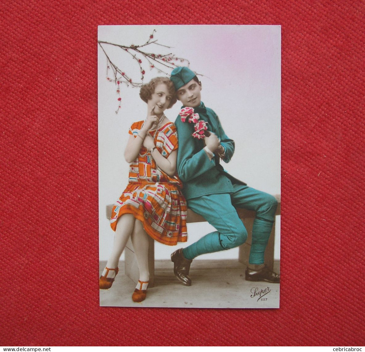 LCP29 - Couple D'amoureux - Jeune Femme Et Soldat Avec Un Bouquet De Rose Assis Sur Un Banc - Super 1117 - Paare