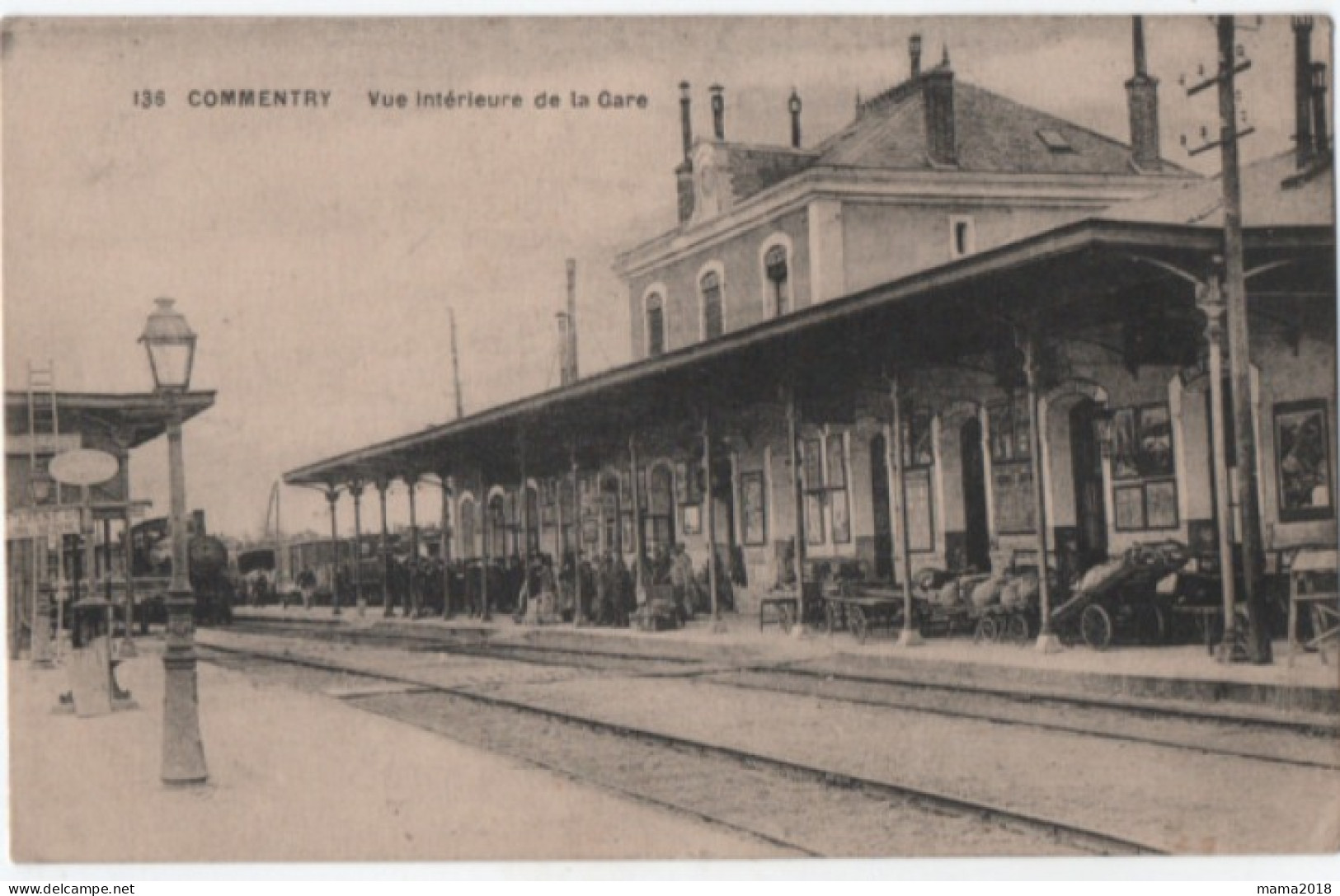 La Gare De Commentry  Arrivée Du Train Et Sortie De L'usine Place Martenot - Stazioni Senza Treni