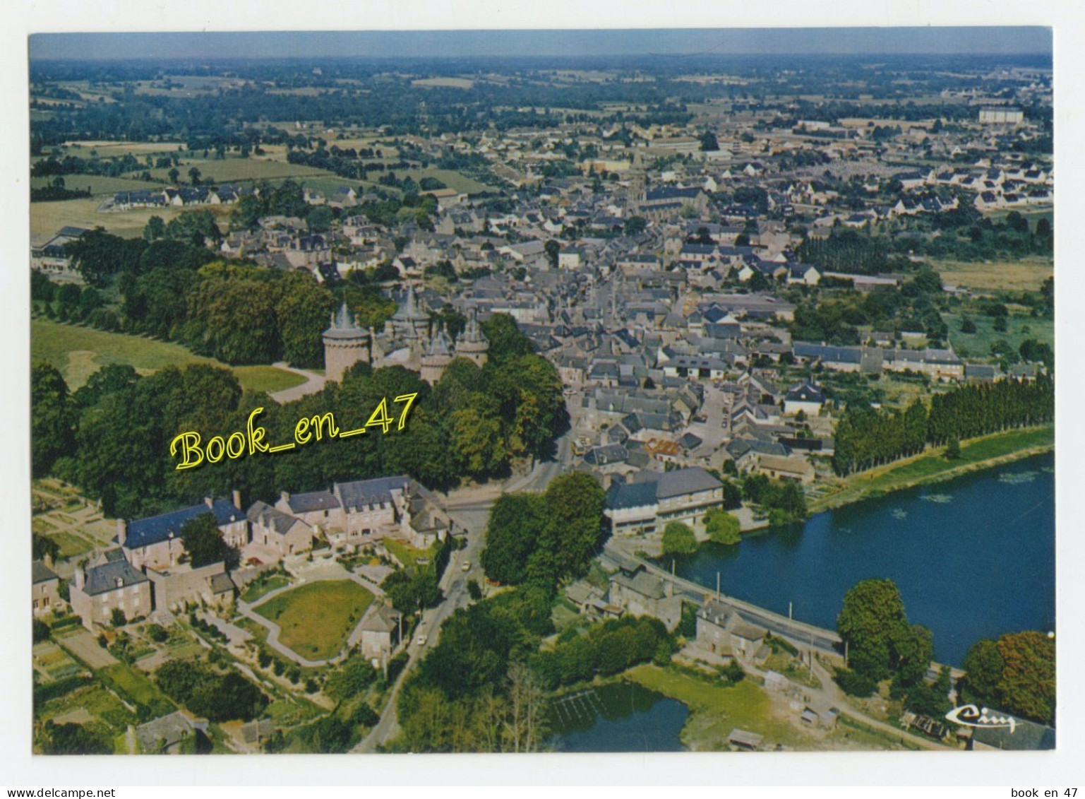 {91943} 35 Ille Et Vilaine Combourg , Vue Générale Aérienne , Au Premier Plan , Le Château - Combourg