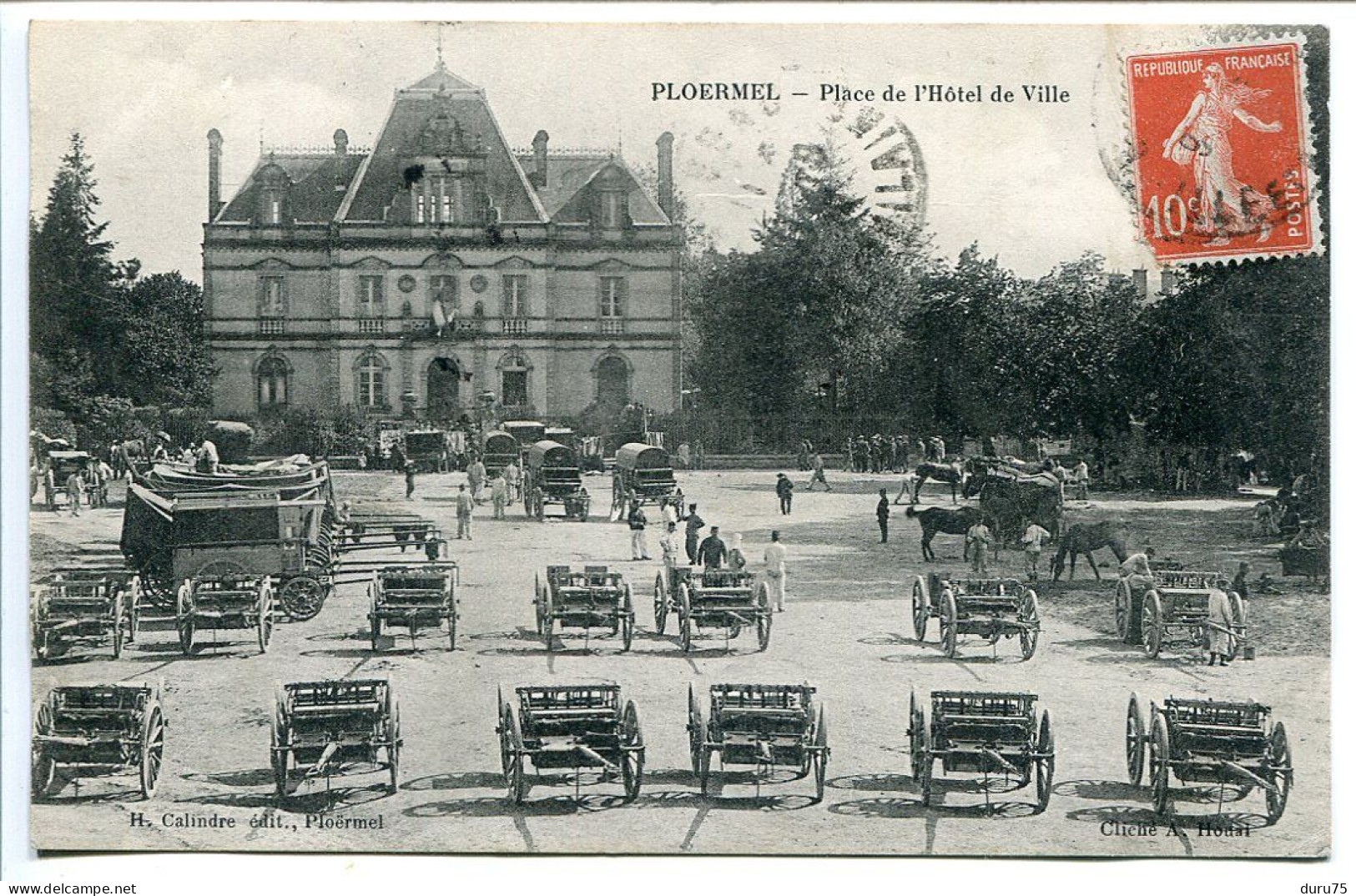 CPA Voyagé 1913 * PLOËRMEL Place De L'Hôtel De Ville ( Imposant Alignement De Charrettes ) H. Calindre Editeur - Ploërmel