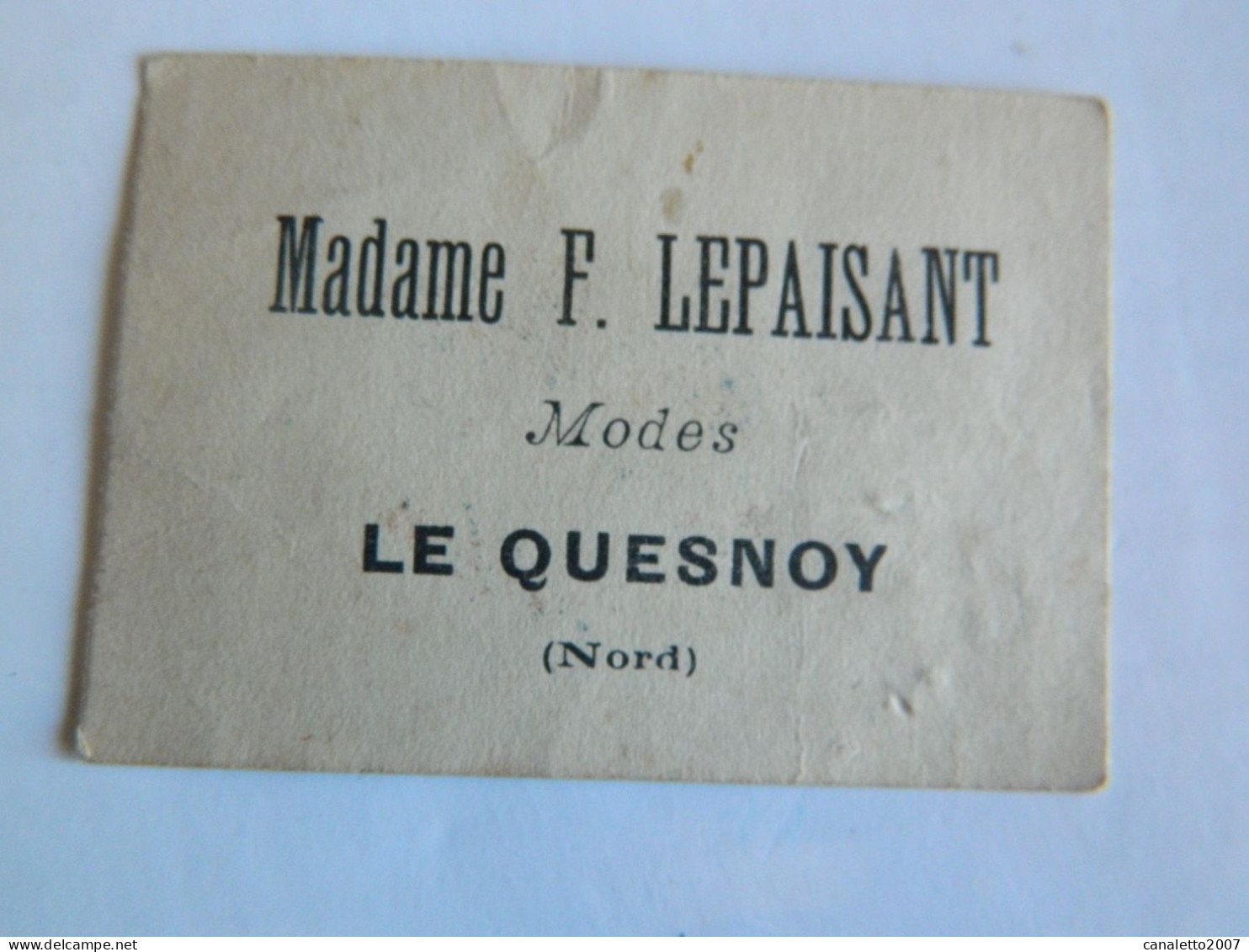 PARIS +LA QUESNOY: CARTE PARFUMEE ARYS 3 RUE DE LA PAIX VERSION COLOREE -MADAME F.LEPAISANT MODES LE QUESNOY - Anciennes (jusque 1960)