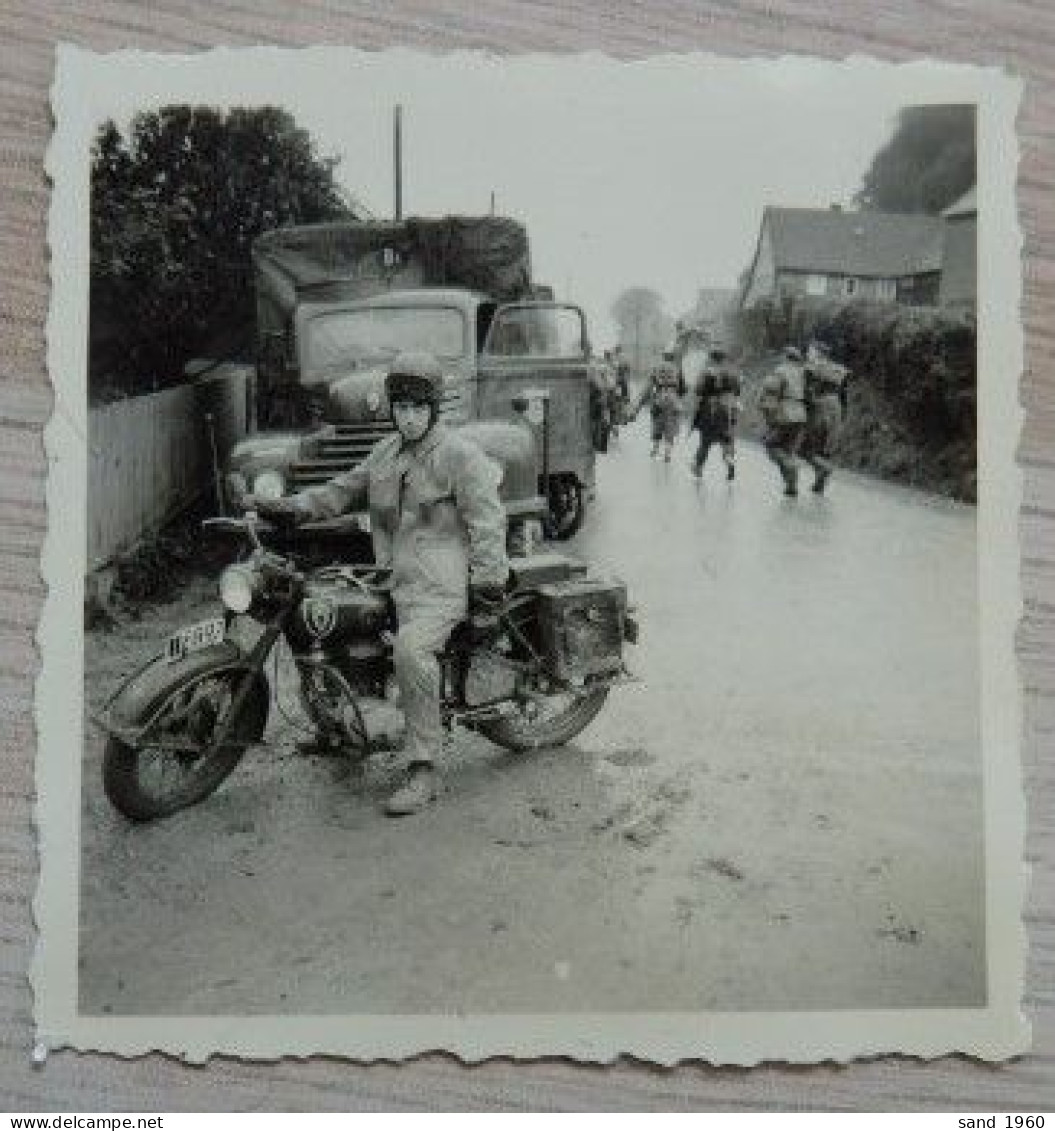 MOTO / MOTOS - Photo - Soldat Armée Belge En Allemangne à Vogelsang - Format: 6/6cm - 2 Scans - Motos