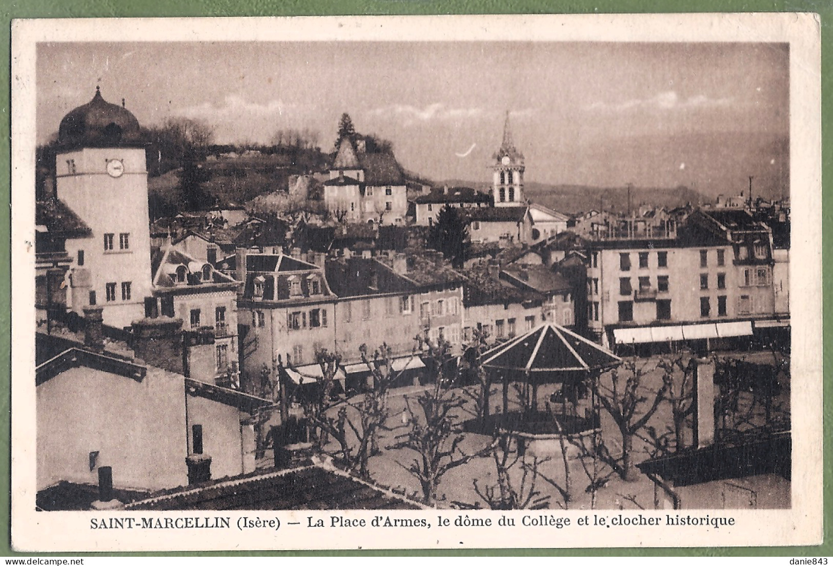 CPSM Format CPA Vue Rare - ISERE - SAINT MARCELIN - LA PLACE D'ARMES, LE DÔME DU COLLEGE ET LE CLOCHER - Saint-Marcellin