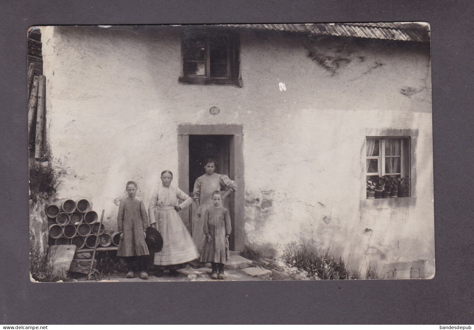 Carte Photo Famille Devant Maison à Situer Cachet Départ Munster Haut Rhin (52981) - Munster