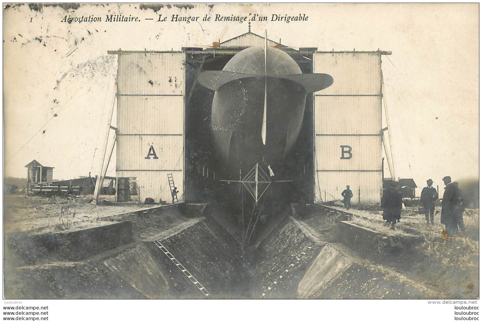 LE HANGAR DE REMISE D'UN DIRIGEABLE - Airships