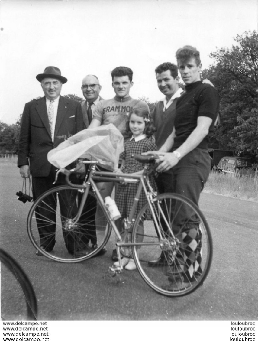 PHOTO ORIGINALE   EQUIPE CYCLISME LES AIGLONS GRAMMONT PARIS 1960  PRESIDENT ANDRE BARBAL C1 - Cycling