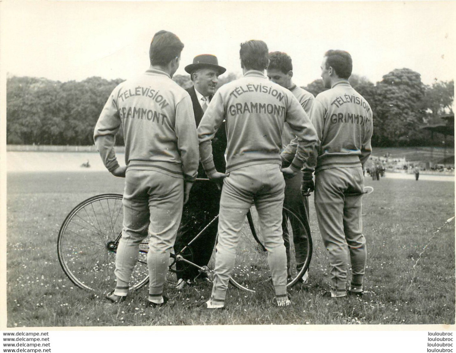 PHOTO ORIGINALE   EQUIPE CYCLISME LES AIGLONS GRAMMONT PARIS 1960 PRESIDENT ANDRE BARBAL C25 - Wielrennen