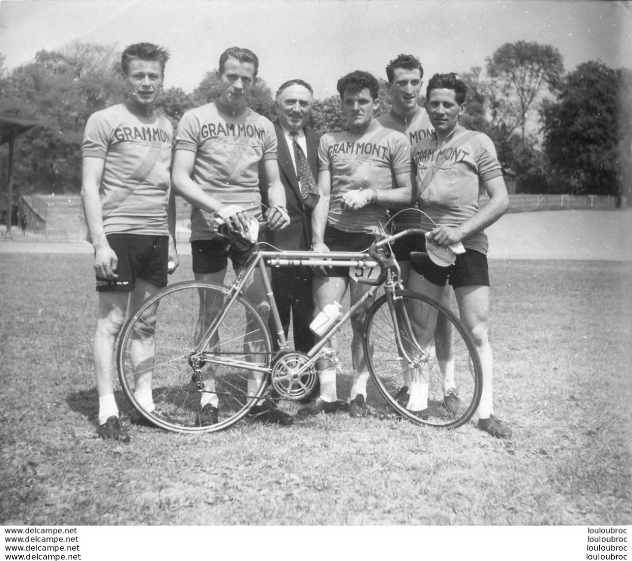 PHOTO ORIGINALE   EQUIPE CYCLISME LES AIGLONS GRAMMONT PARIS 1960  PRESIDENT ANDRE BARBAL C3 - Cycling