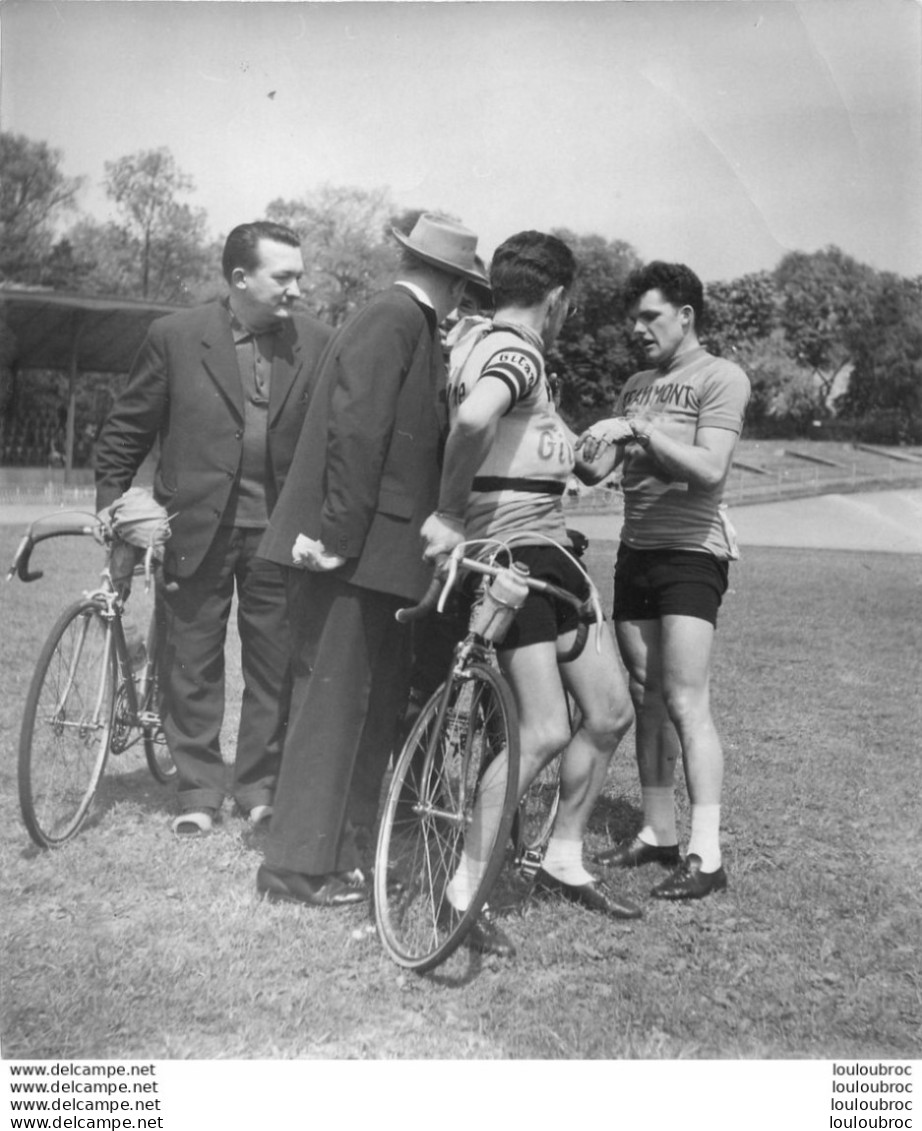 PHOTO ORIGINALE   EQUIPE CYCLISME LES AIGLONS GRAMMONT PARIS 1960  PRESIDENT ANDRE BARBAL C2 - Wielrennen