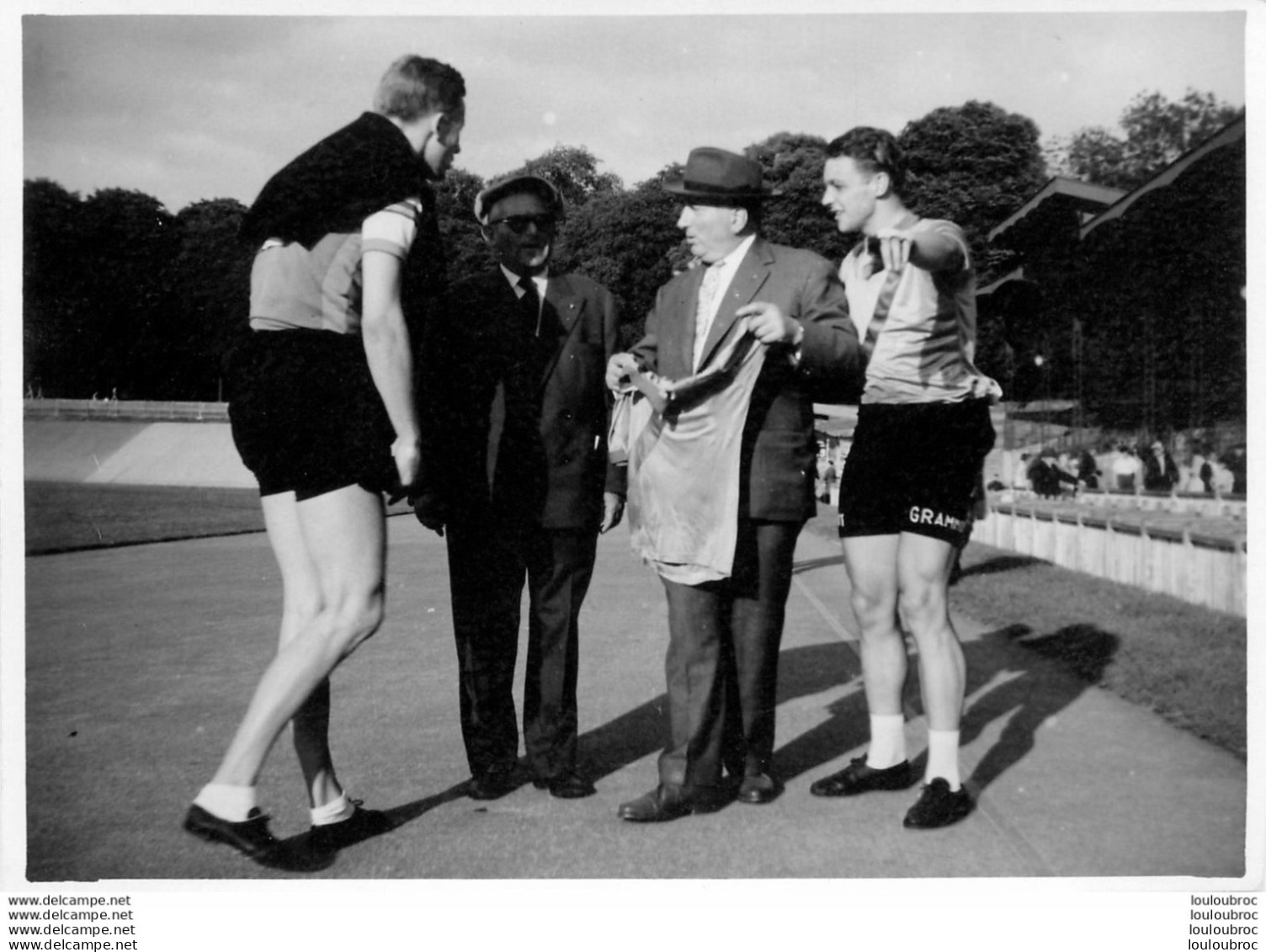 PHOTO ORIGINALE   EQUIPE CYCLISME LES AIGLONS GRAMMONT PARIS 1960 PRESIDENT ANDRE BARBAL C24 - Wielrennen