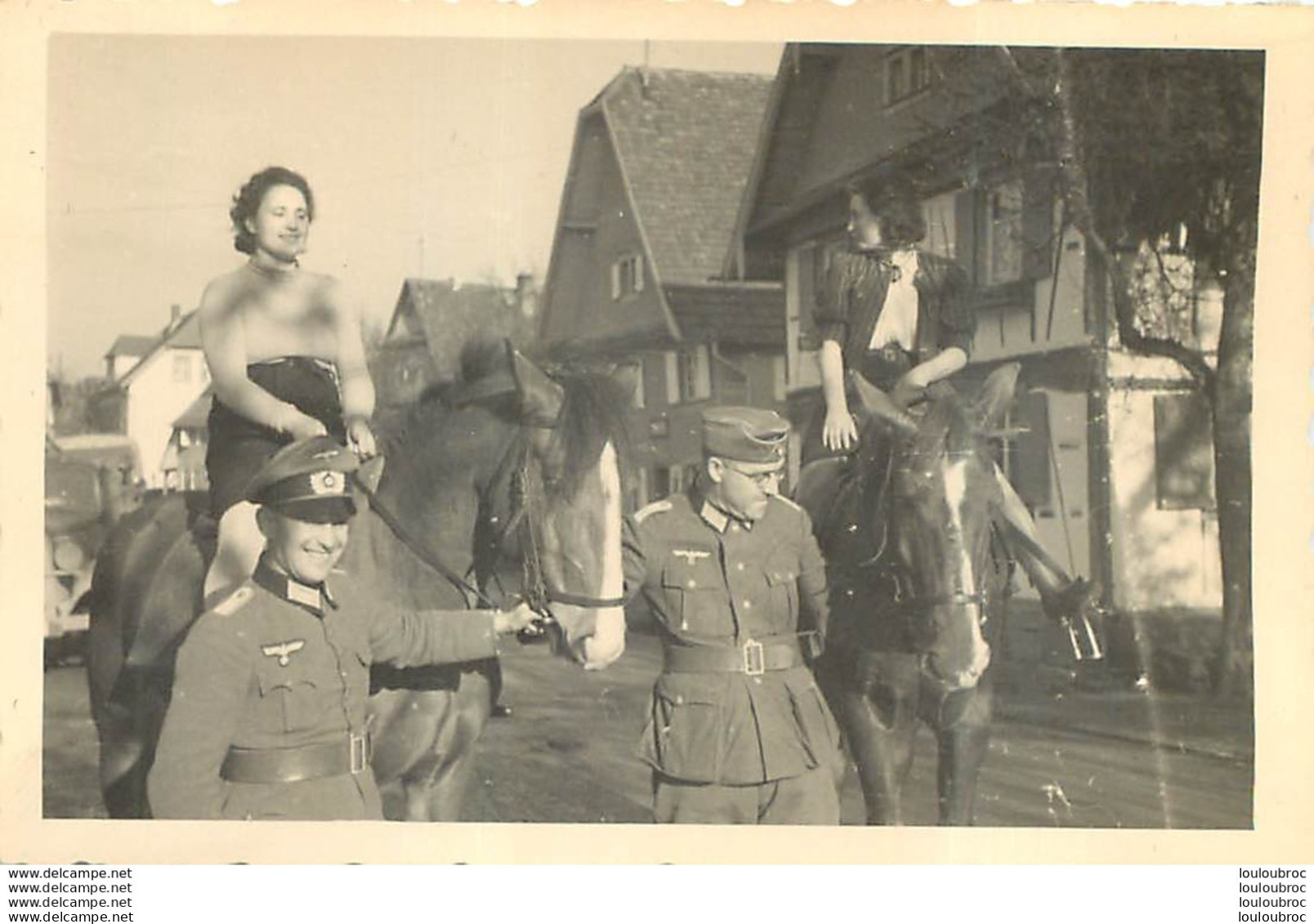 PHOTO SOLDATS DE LA WEHRMACHT WW2 ET FEMMES A CHEVAL   9 X 6.50 CM - Guerre 1939-45
