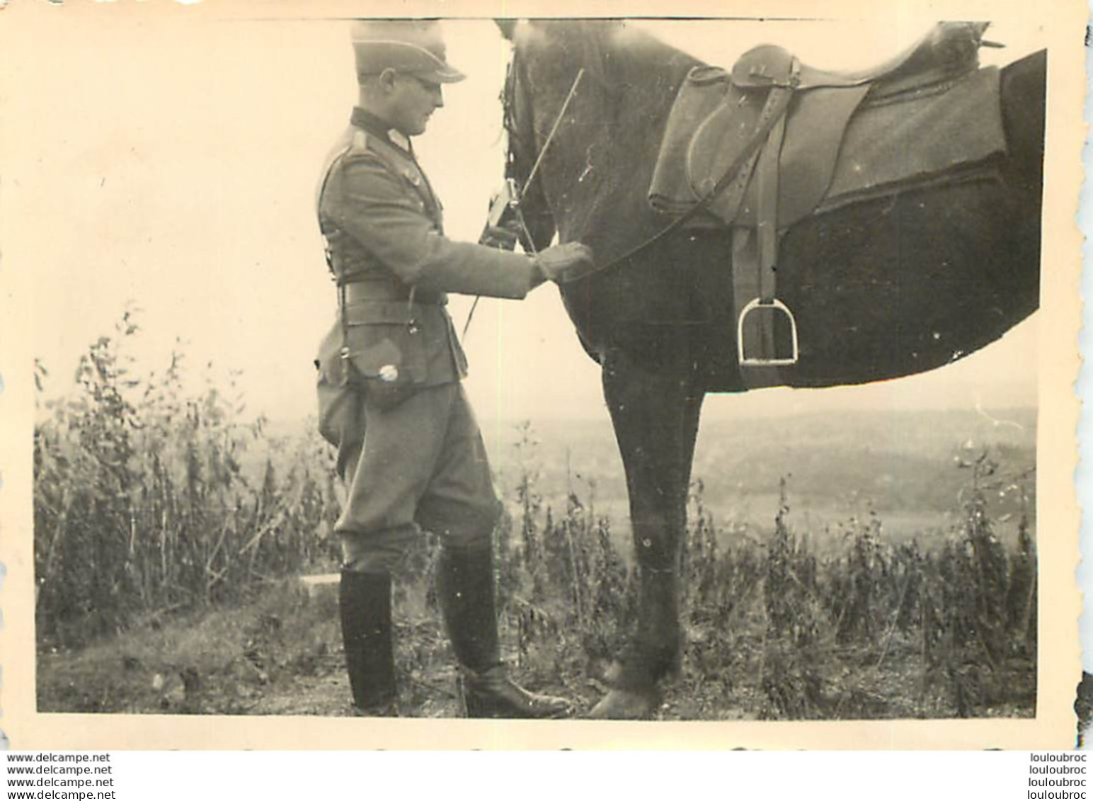 PHOTO SOLDAT DE LA WEHRMACHT WW2 ET SON CHEVAL  9 X 6.50 CM - Guerre 1939-45