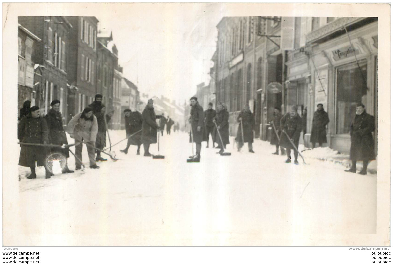 CARTE PHOTO   GROUPE D'HOMMES   DEBLAYANT LA NEIGE - Zu Identifizieren