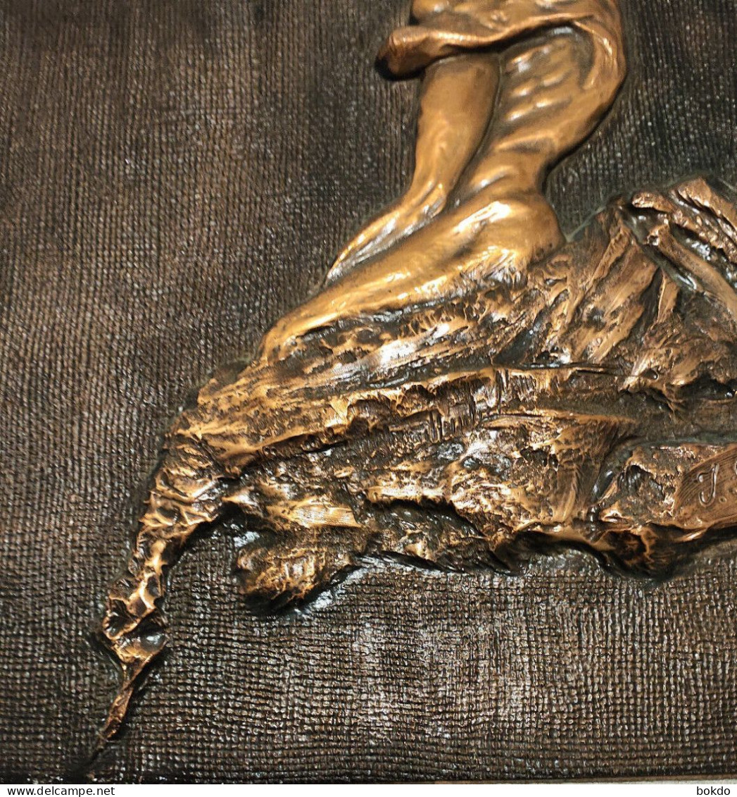 Bas-relief sans cadre - en cuivre ou similaire - 46 x 37 cm - signé J. G. - A ENCADRER