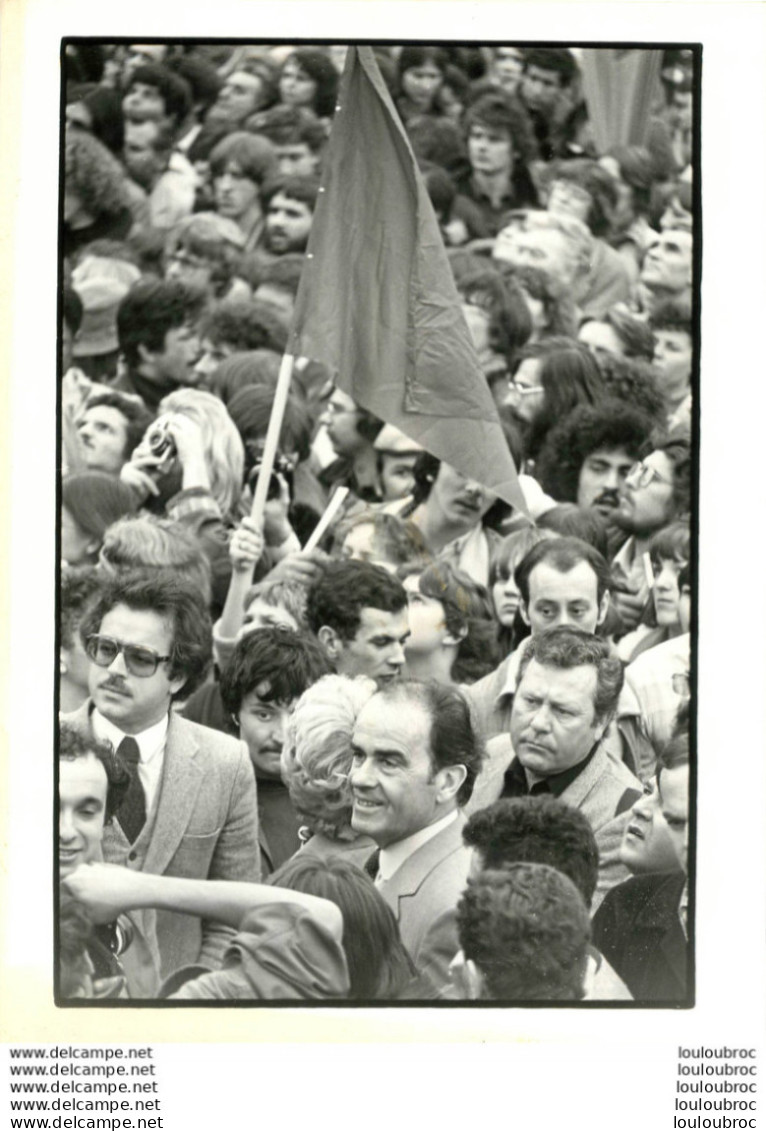 PHOTO DE PRESSE GEORGES MARCHAIS A LA BASTILLE 03/1981  FORMAT 24 X 18 CM - Persone Identificate
