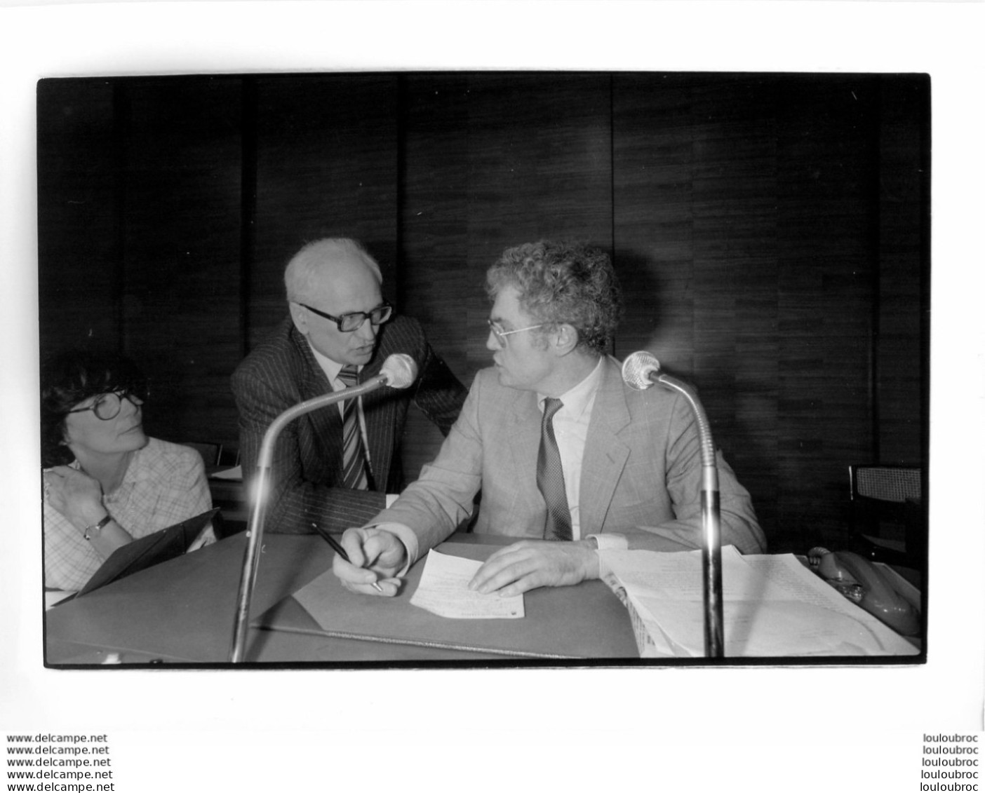PHOTO DE PRESSE LIONEL JOSPIN A L'ASSEMBLEE 30/06/1981 FORMAT 24 X 18 CM - Personnes Identifiées