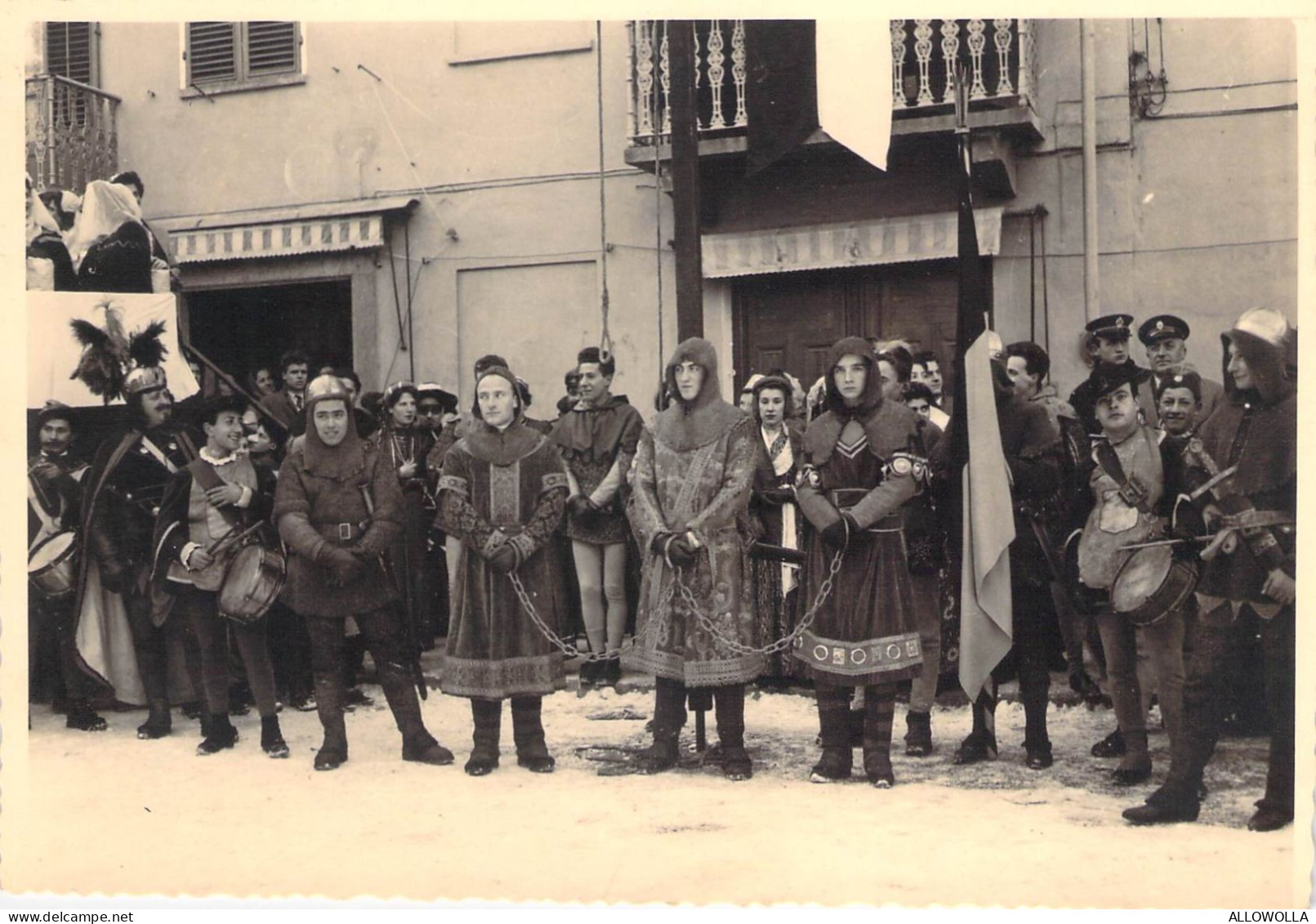 26827 " MANIFESTAZIONE CARNEVALESCA DEL 1956 IN LOCALITA' PIEMONTESE SCONOSCIUTA  "  VERA FOTO Cm.9,5 X 14,5 CIRCA - Anonyme Personen