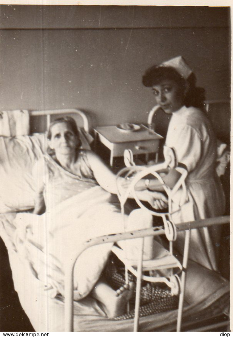 Photographie Photo Vintage Snapshot Infirmi&egrave;re Nurse Malade H&ocirc;pital - Métiers