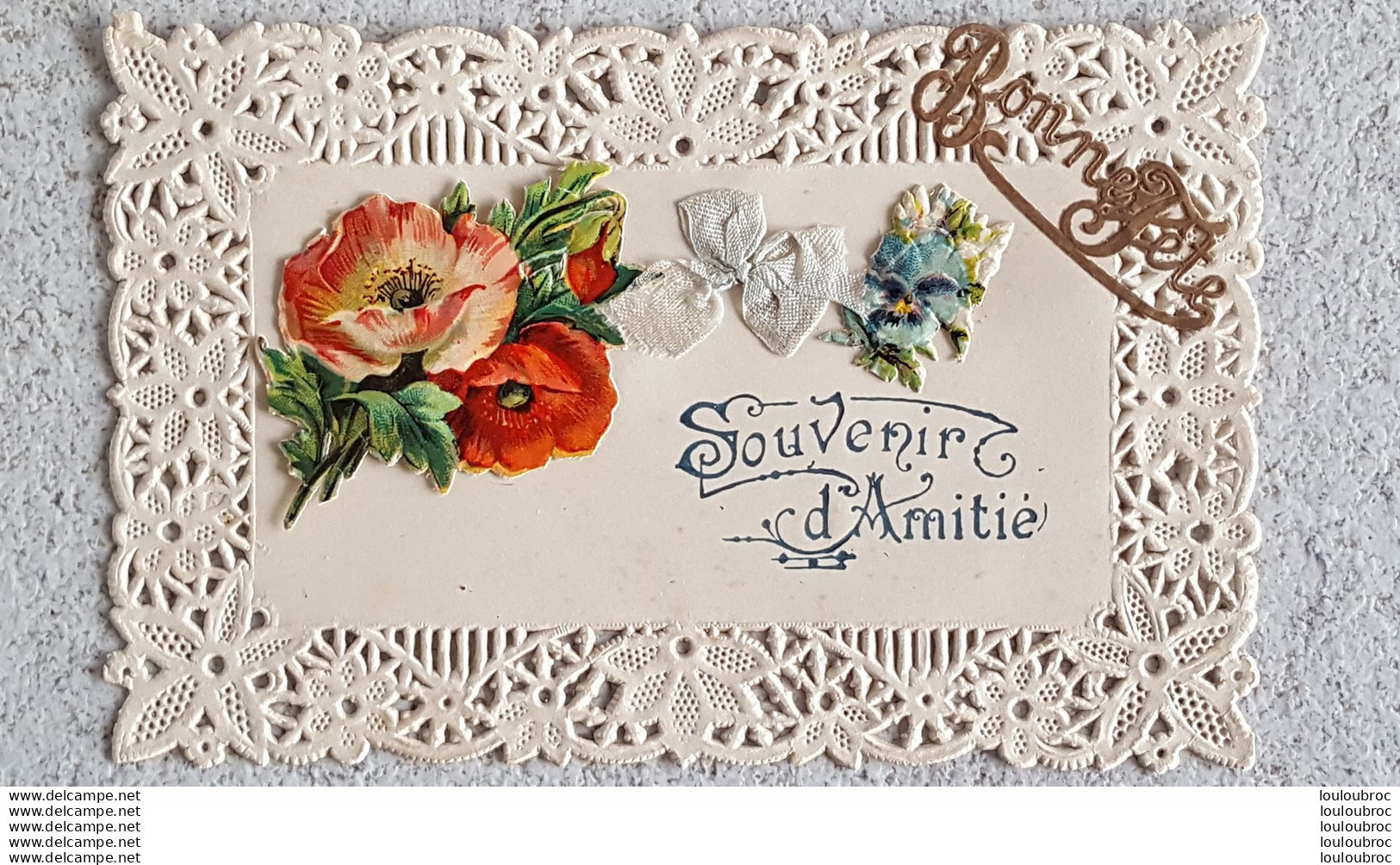 SOUVENIR D'AMITIE CARTE DENTELEE ET CISELEE AVEC FLEUR COLLEE ET NOEUD EN TISSUS - Altri & Non Classificati