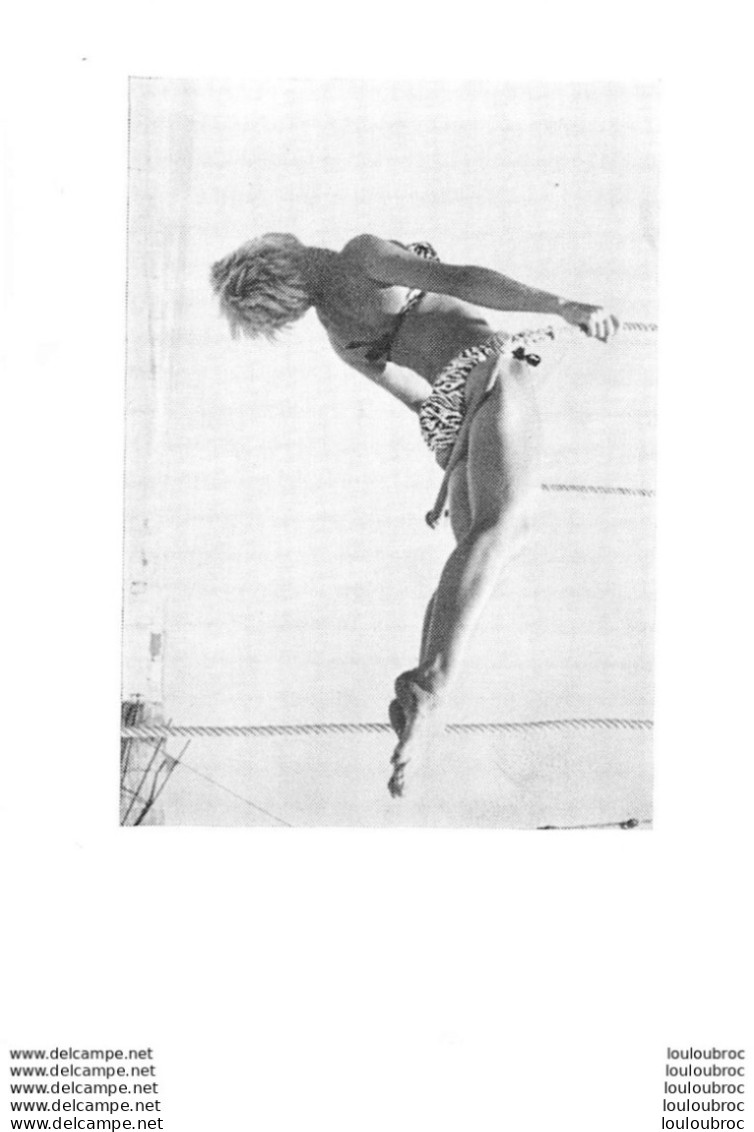 PHOTO  FEMME MAILLOT DE BAIN FAISANT DU TRAPEZE  FORMAT  11 X 8 CM - Sports