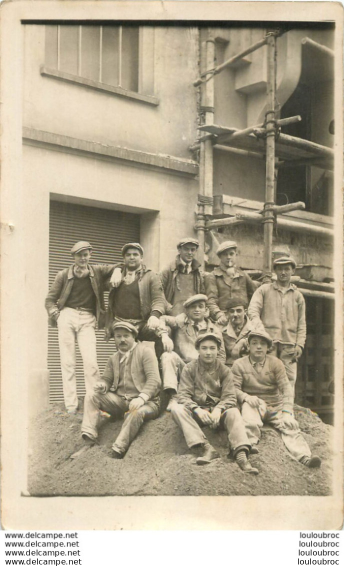 CARTE PHOTO GROUPE D'OUVRIERS SUR UN CHANTIER LIEU NON IDENTIFIE - To Identify