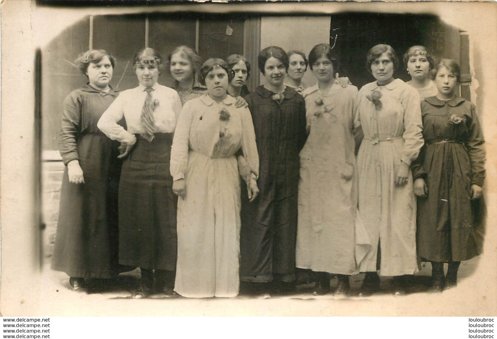 CARTE PHOTO GROUPE DE FEMMES AVEC UNE ROSE SUR LA POITRINE LIEU NON IDENTIFIE - To Identify