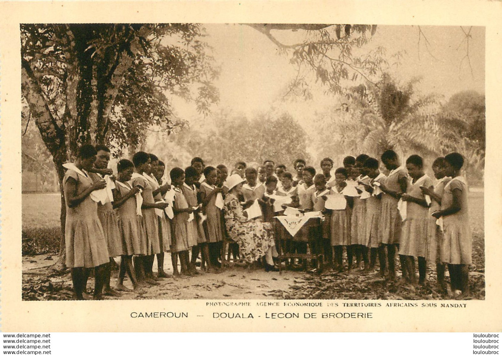 CAMEROUN DOUALA LECON DE BRODERIE - Kamerun
