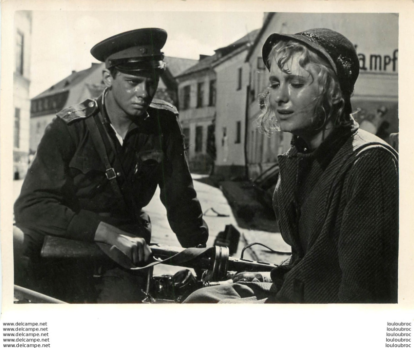 PHOTO FILM SOVIETIQUE PACE A CHI ENTRA PAIX A CELUI QUI ENTRE DE ALEXANDRE ALOV 1961 FORMAT 15 X 12 CM - Photographs
