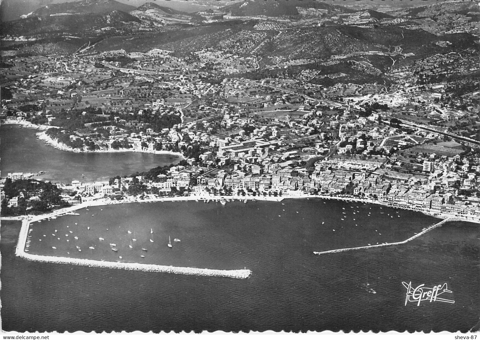 83 - Bandol - Vue Aérienne - Les Jetées, Le Port Et La Ville - Bandol